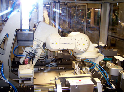 En la fase final de la produccin, los robots colocan las partes de carcasa montadas...