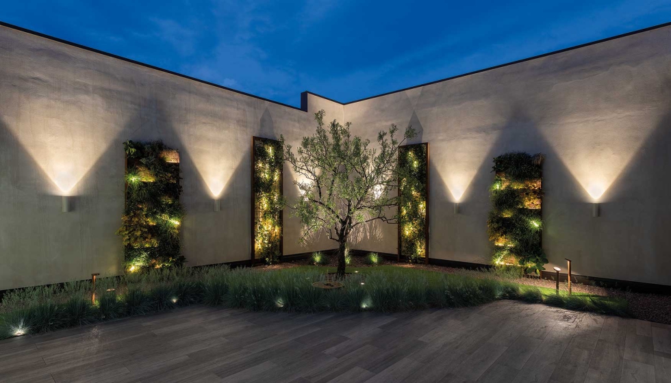 Imagen del jard�n de la nueva sede de L&L Luce&Light donde naturaleza e iluminaci�n crean un binomio �nico...