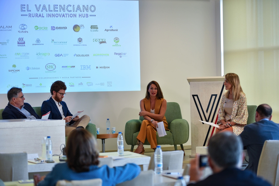 Luis Campos, Jos Mara Cabrera, Herminia Milln y Rosa Gallardo, como moderadora de la mesa redonda