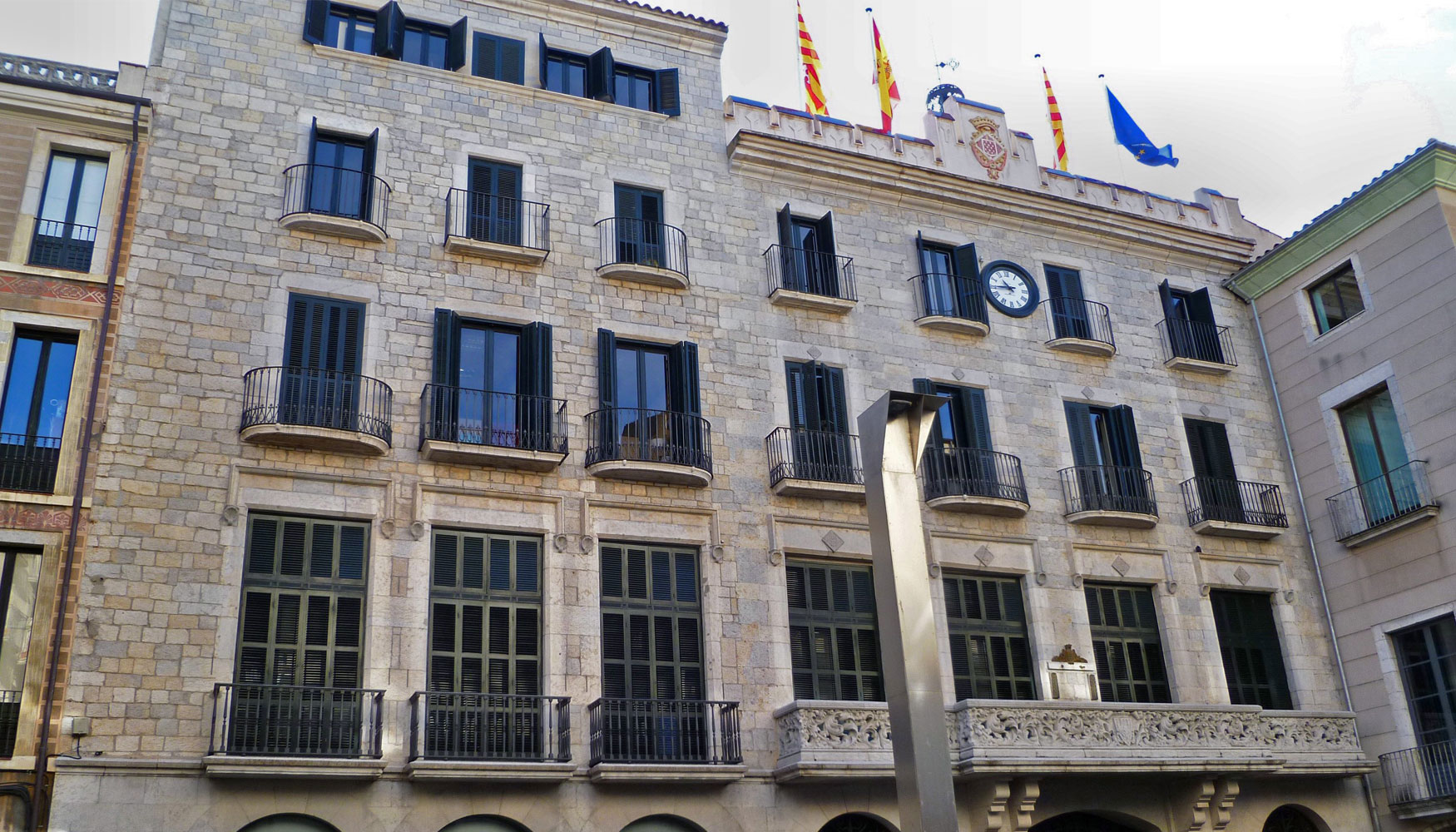 Fachada del Ayuntamiento de Girona. Foto: Georges Jansoone (JoJan)