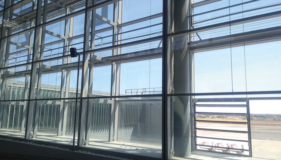 En el aeropuerto, las ventanas se ubican en un espacio de cmara aislante, que acta como filtro de ventilacin natural hacia los espacios interiores...