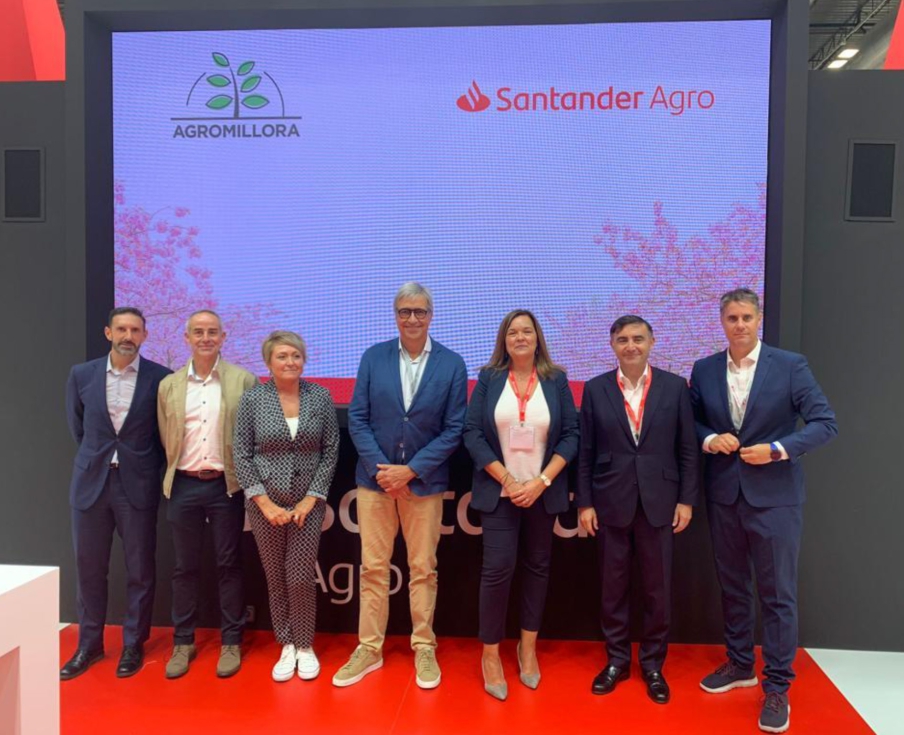Responsables de Agromillora y Santander durante la firma del acuerdo