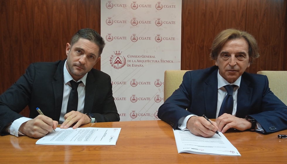 Antonio Pinedo, gerente de Estrategia y Desarrollo de Negocio de Signe; y Alfredo Sanz, presidente del CGATE, en el momento de la firma del acuerdo...