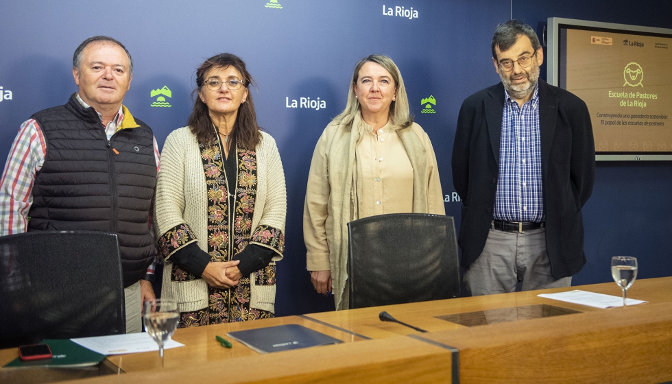 Pedro Somalo, alcalde de Brieva de Cameros; Nuria Bazo, directora general de Desarrollo Rural y Reto Demogrfico del Gobierno de La Rioja; Eva Hita...