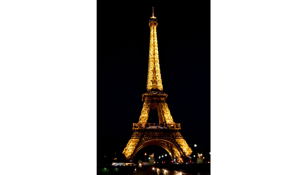 La iluminacin de la Torre Eiffel se ha convertido en un elemento intrnseco a la construccin arquitectnica y emplea sistemas eficientes y...