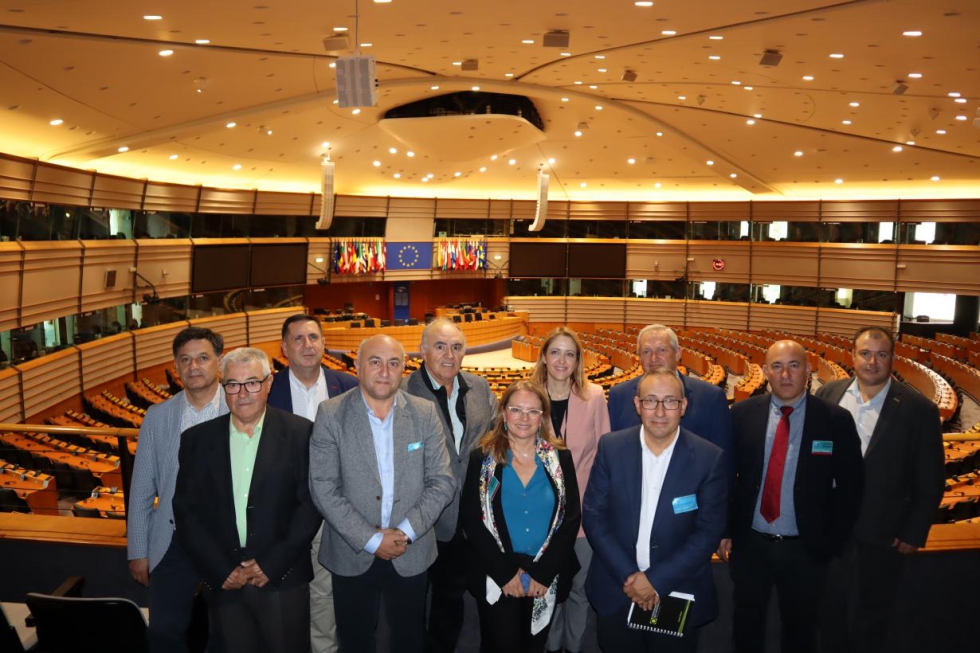 La directora general de Agricultura y Ganadera, Cruz Ponce, junto con ASAJA, COAG...