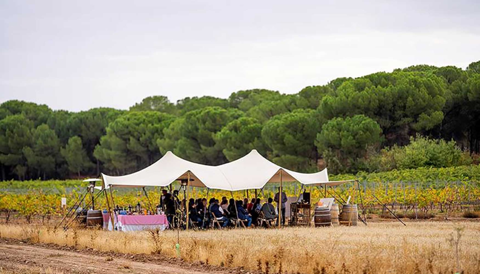 El Campus Biodinmico tena como objetivo dar a conocer las pautas de la viticultura biodinmica que Cruz de Alba desarrolla en sus vias y compartir...