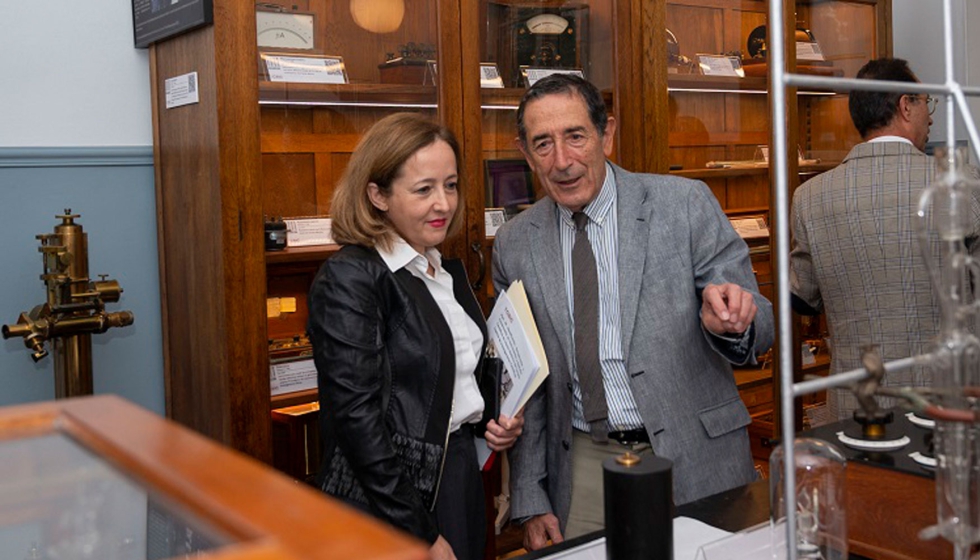 La presidenta del CSIC, Elosa del Pino, junto al profesor emrito Alberto Ulises Acua...