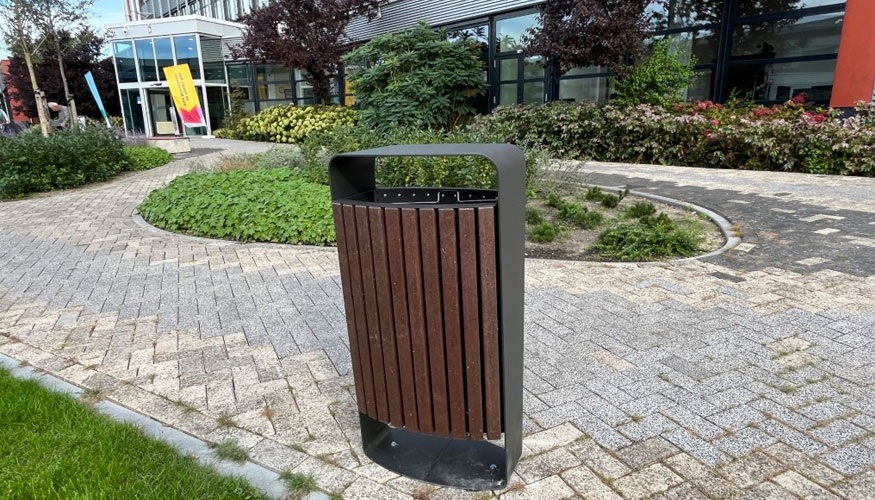 La papelera Mlaga combina metal y un acabado con listones de plstico reciclado postconsumo en un 'aspecto de madera' que no requiere mantenimiento...