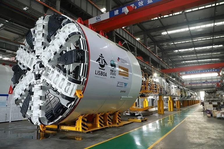 Batizada com o nome H2OLI. a tuneladora tem cerca 130 metros de comprimento, 6,4 metros de di�metro externo e uma cabe�a de corte de 70 toneladas...