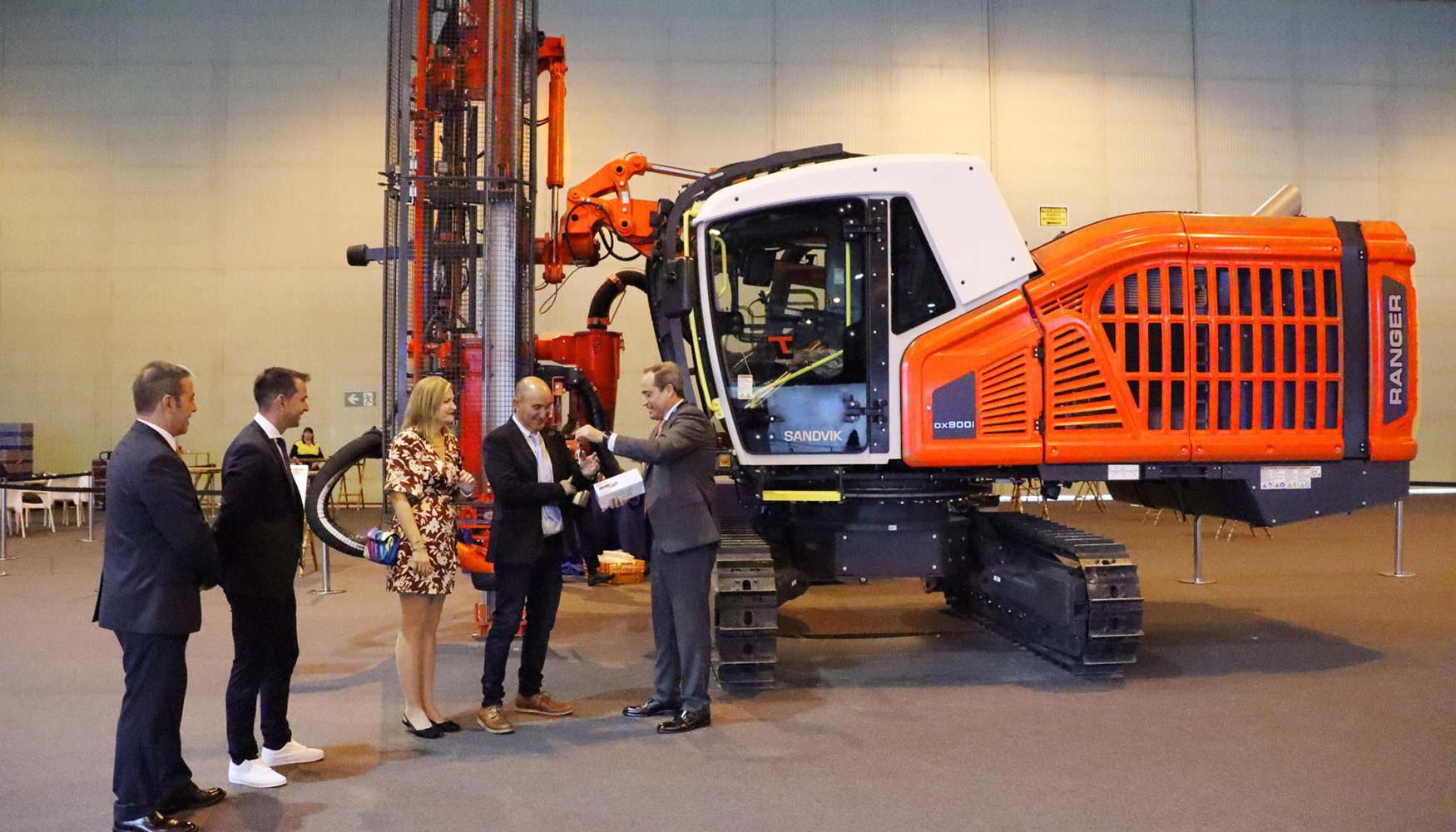 Acto de entrega en el MMH del Sandvik Ranger DX900i a Pizarras los Tres Cuados, a travs del distribuidor oficial en Galicia...