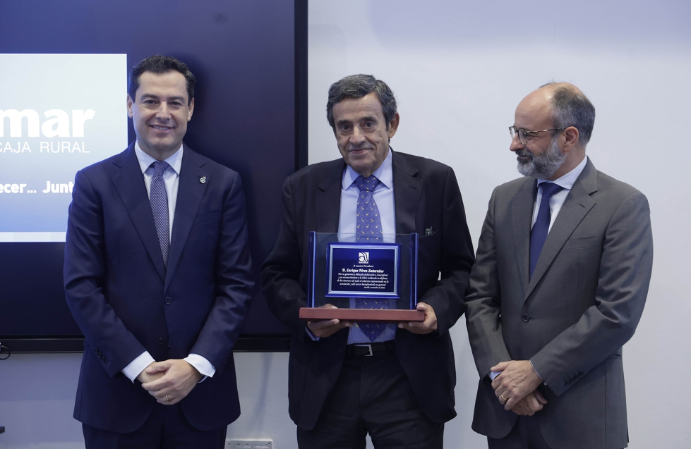 Enrique Prez Saturnino (centro) recibe un placa conmemorativa de mano de Juan Manuel Moreno y el nuevo presidente de Asociafruit...