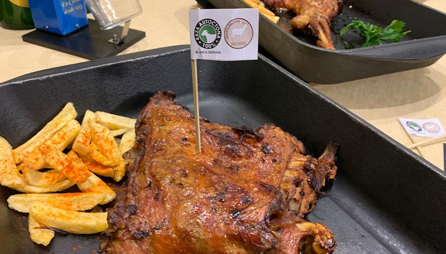 Pieza de cabrito con el logotipo ‘100% Raza Autóctona Blanca Serrana’ Pieza de cabrito con el logotipo ‘100% Raza Autóctona Blanca Serrana’