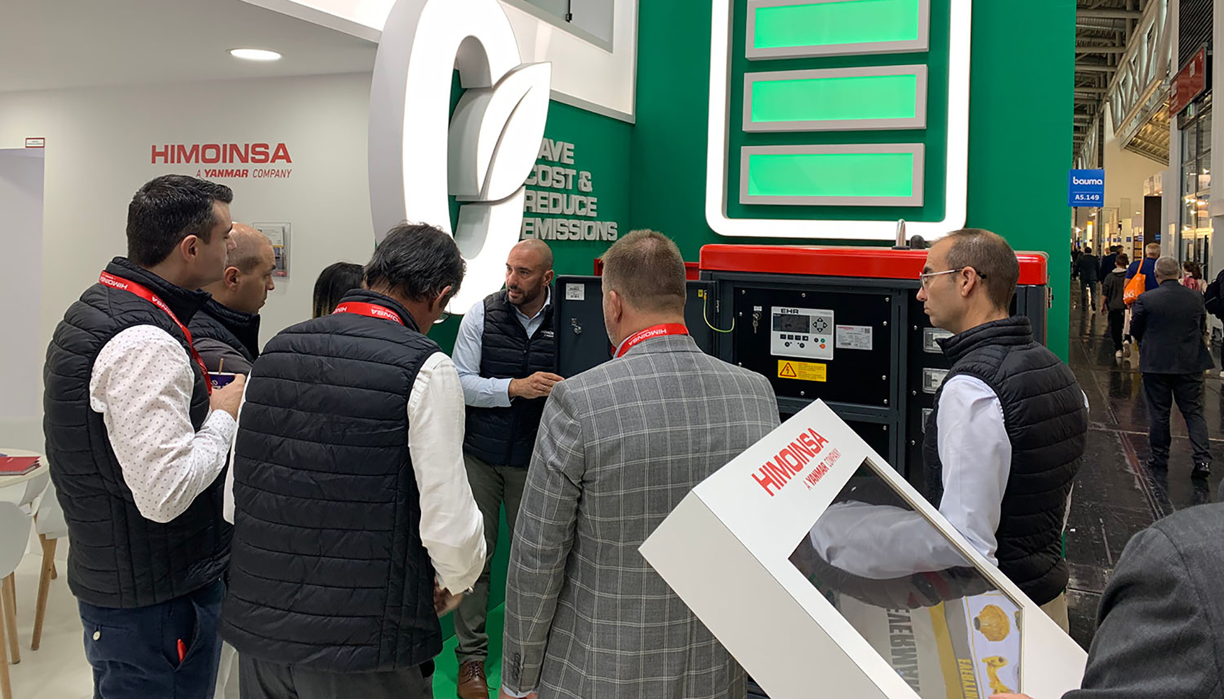 Apresentao no stand da Himoinsa