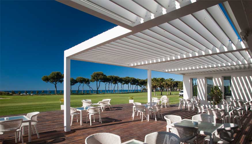 El Club de Golf Terramar de Sitges (Barcelona) es uno de los principales casos de xito de la prgola bioclimtica de Durmi como joya de la corona de...