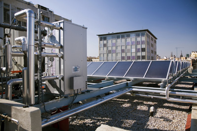 Campo de captadores solares y mquina de absorcin del sistema solar trmico para cubrir demandas de ACS...