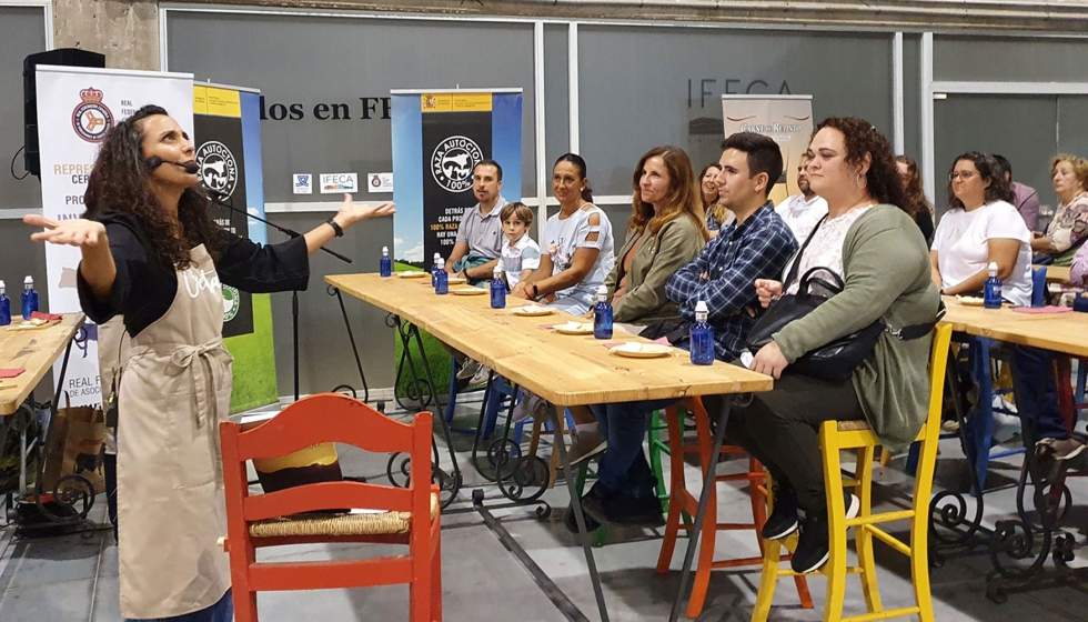 Isabel Cabrera se dirige a la audiencia durante la actividad realizada en Fegasur Isabel Cabrera se dirige a la audiencia durante la actividad realizada en Fegasur