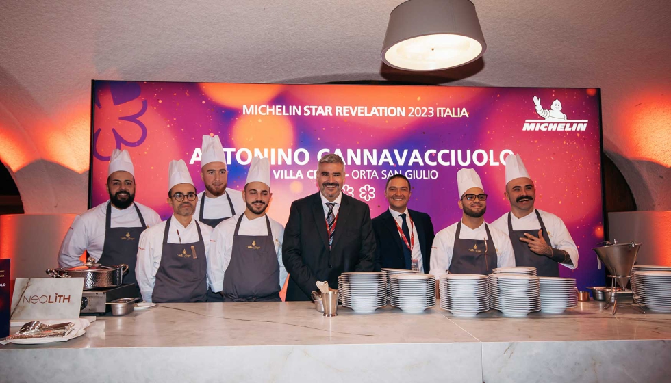Jos Luis Ramn, CEO del Grupo Neolith, y Edoardo Passarini, Managing Director de Neolith Italy, con el chef Antonino Cannavacciuolo y su equipo...