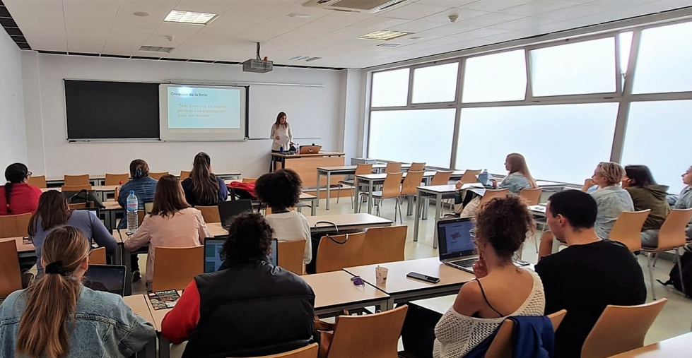 Lydia Medero, responsable de Comunicación y Protocolo de Infoagro Exhibition, durante el seminario ofrecido a alumnos de cuarto de Turismo, en la UAL... Lydia Medero, responsable de Comunicación y Protocolo de Infoagro Exhibition, durante el seminario ofrecido a alumnos de cuarto de Turismo, en la UAL...