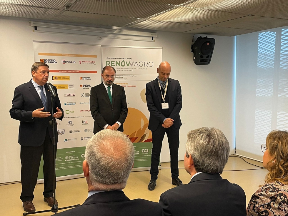 El ministro Luis Planas junto a Javier Lambn y Sergio Atars en la presentacin del encuentro