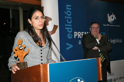 Vernica Pascual agradeciendo el premio ICIL a la Excelencia Logstica 2009, entregado por Alberto Miranda...