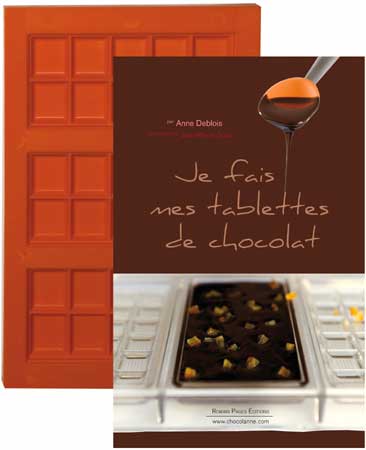 El molde de tabletas de chocolate, junto al libro publicado por la editorial Romain Pages