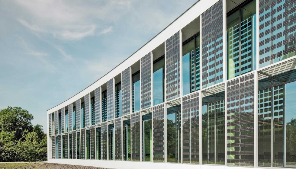 Fachada doble piel que combina vidrio SunEwat y Stopray Utra 50 en el Edificio de I+D de AGC