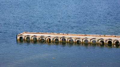 Un curioso caso de reciclado de neumticos en un desembarcadero para botes de vela. Foto: Petra Winkler