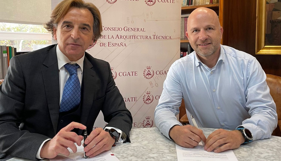 Alfredo Sanz y Roger Bou durante la firma del acuerdo de colaboracin entre el CGATE y Construmat