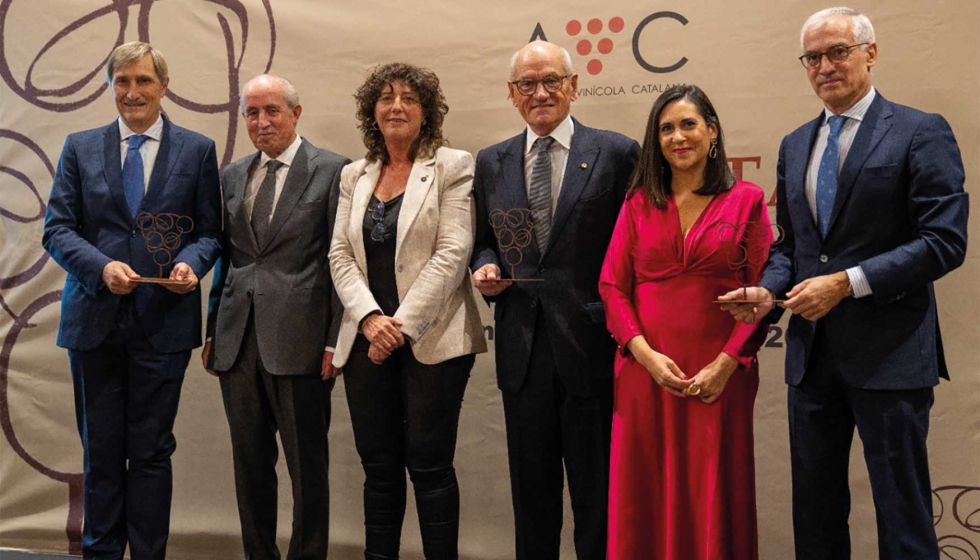 Entrega del premio por parte de la Asociacin Vincola Catalana a Javier Pags, presidente de la Barcelona Wine Week...