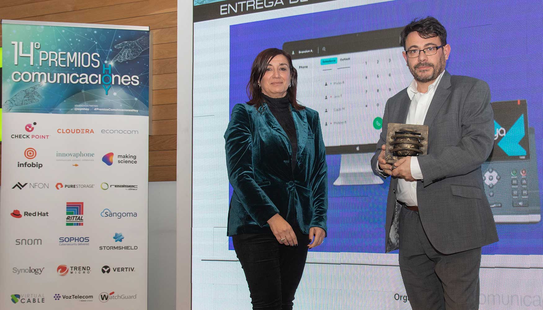 Recogi el premio Alberto Domarco, director de operaciones de NFON Iberia...
