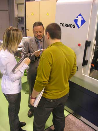 Isaac Acrich, director de Tornos Technologies Ibrica, atiende a clientes a pie de mquina