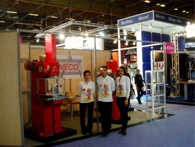 Stand de Meco en Industrie 2010. Juanjo con Ftima y la azafata de la feria