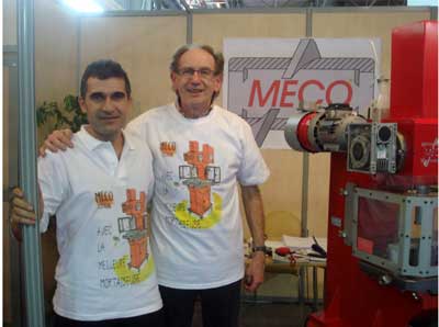 Juanjo Peirn luce la camiseta de Meco junto a un cliente en Industrie (Pars)