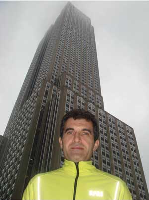 Juanjo Peirn posa ante el Empire State