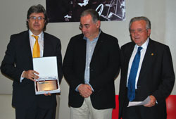 De izquierda a derecha, ngel Jubete, director general de Flower; Juan-Angel Abrit Garca, jefe del Sector de Alimento del ICEX; y Vicente Peris...