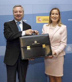 Traspaso de cartera entre el exministro Jos� Blanco y la nueva ministra de Fomento, Ana Pastor
