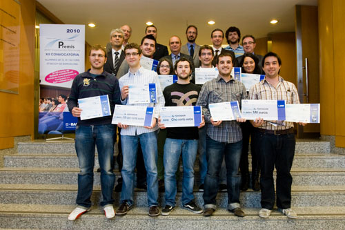 At the end of the ceremony all the award-winning posed together at the gates of the Auditorium of the ETSECCP of Barcelona...