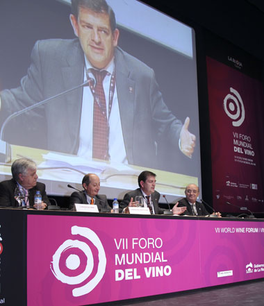 Mesa presidencial durante la presentacin de las conclusiones del VII Foro Mundial del Vino