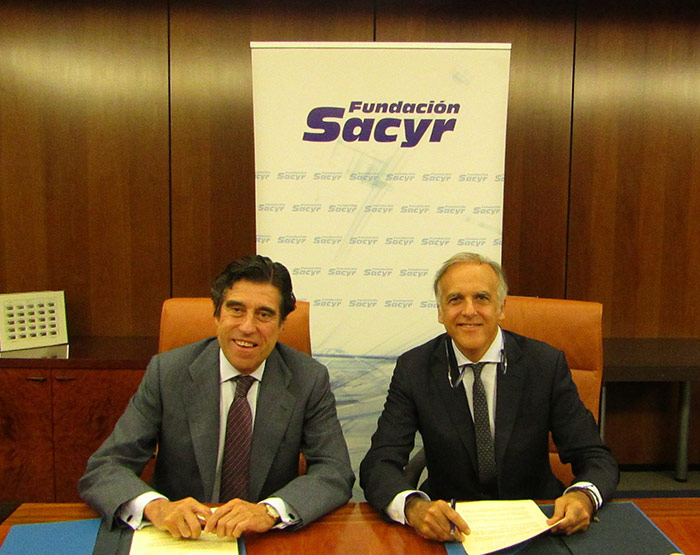 Manuel Manrique, presidente de Sacyr y de la Fundaci�n Sacyr, y Paco Arango, presidente de Fundaci�n Aladina, durante la firma del convenio...
