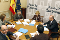 Mesa de reuni�n entre representantes del PP y la comisi�n gubernamental