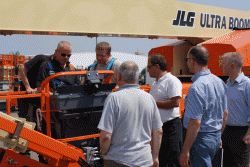 Roger Orton, Field Training Manager de JLG...