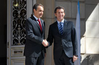 El Presidente del Gobierno, Jos� Luis Rodr�guez Zapatero, saludando al Presidente de la Xunta de Galicia, N��ez Feij�o, a su llegada a La Moncloa...