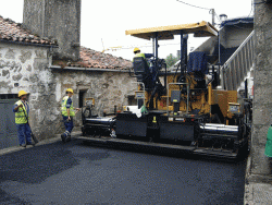 La Extendedora Cat AP655D sobre cadenas de acero pavimentando un maltrecho entramado de vas rurales en Espaa