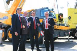 Miembros de las gerencias de Manitowoc y M.J. van Riel celebran la venta de la primera gr�a Grove GCK3045 en Intermat 2009, en Par�s...