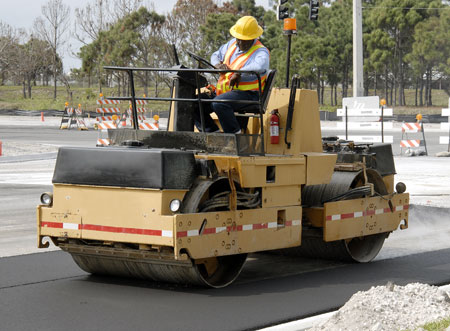 En la imagen, un rodillo compactador trabaja sobre el firme de una carretera