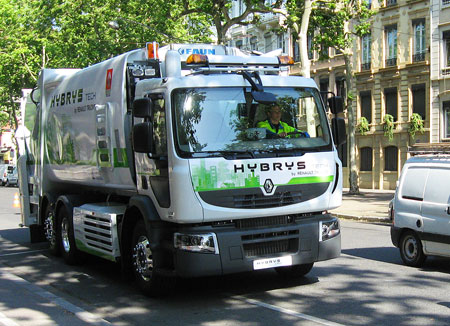 Renault also develops a truck for the collection of waste with hybrid technology