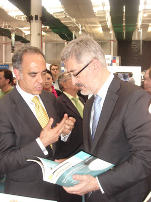 Alejandro Garc�a, gerente de kaWarna, con el consejero de Econom�a, Innovaci�n y Ciencia de la Junta de Andaluc�a, Antonio �vila...