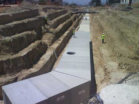 En la obra, los obreros instalan las piezas de hormign de Forte