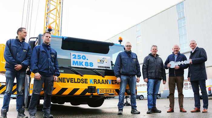 De izquierda a derecha: tres conductores de gras, Albert Deij, Daan Deij y Patrick de Jong (Liebherr-Nederland BV)